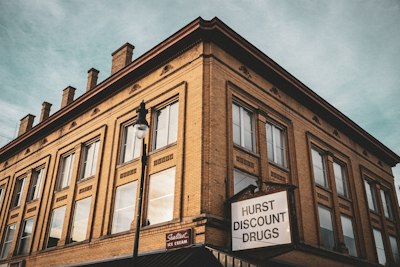 a building with a sign that says hurst discount drugs